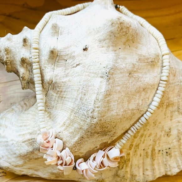 VTG Pink Conch Shell and Puka Shell Necklace 17.5" Beach Style Islands Boho - Picture 1 of 9